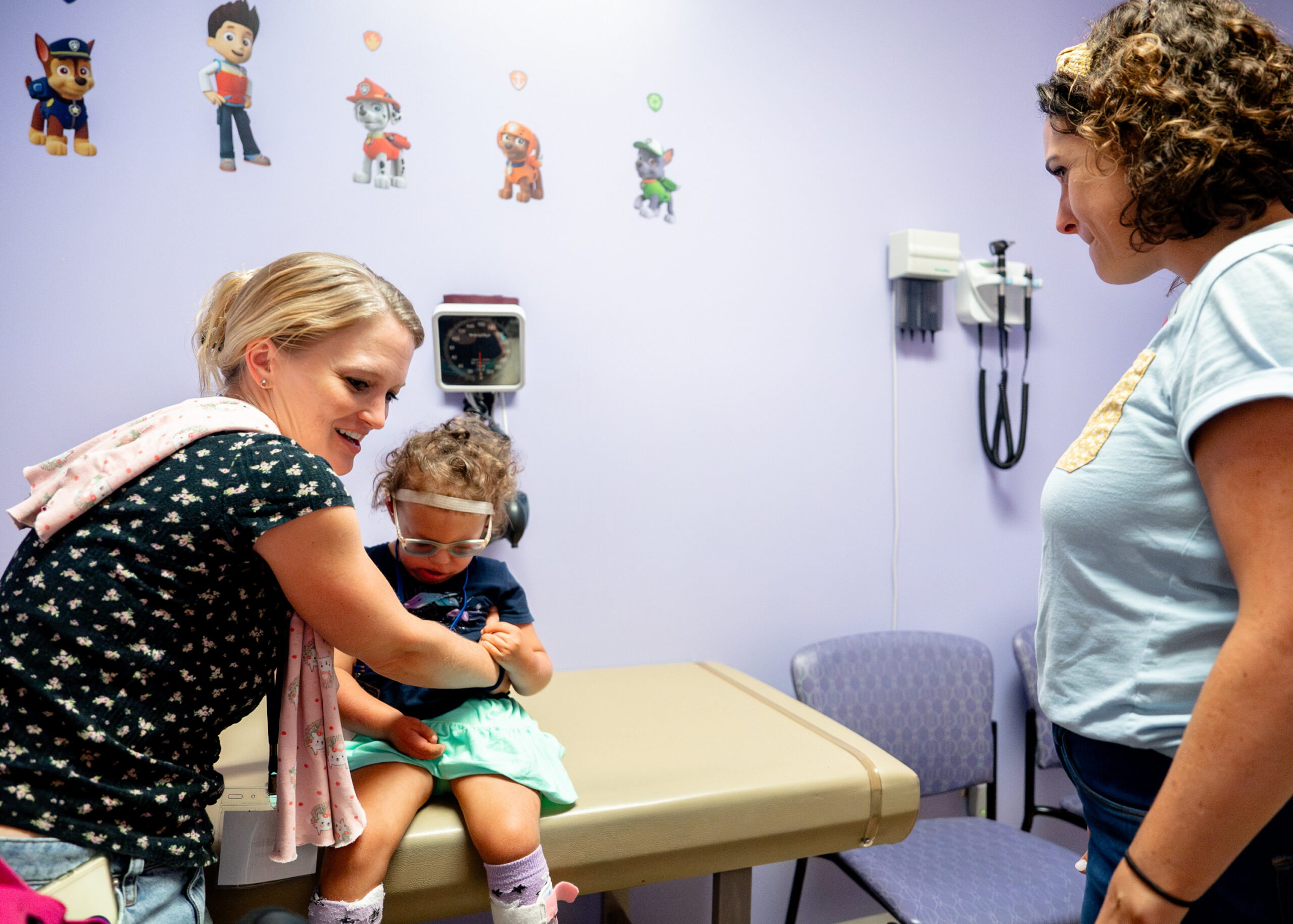 Clinical visit with a child with Trisomy 18 or Trisomy 13 and their care team, supported by SOFT resources